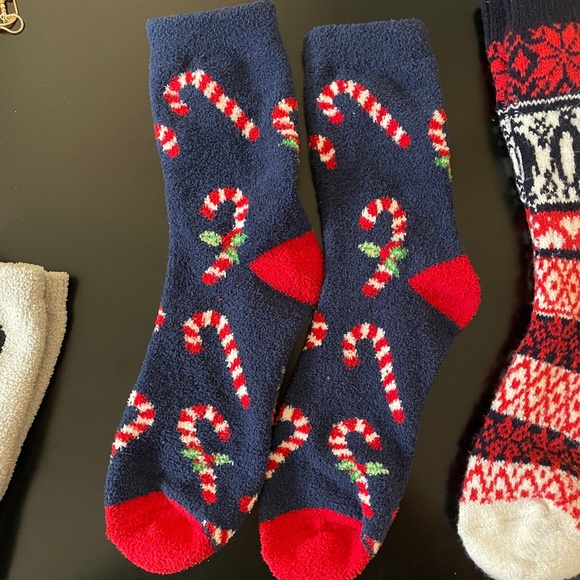 5 for $20: American Eagle Christmas crew socks - Picture 5 of 8